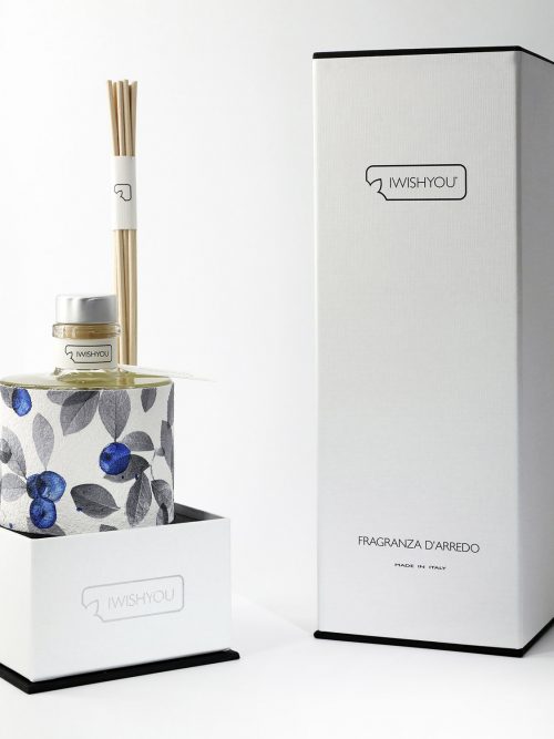 Profumarredo-con-bastoncini-box-singola-bianca-elegante--Fragranza-Uva-e-Mirtilli-Designer-Stefano-Boeri