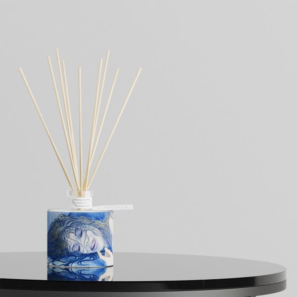 profumatore d'arredo aperto con bastoncini di bamboo poggiato su elegante tavolino moderno